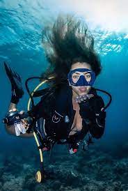 Padi girl kissing me on her open water check dive.